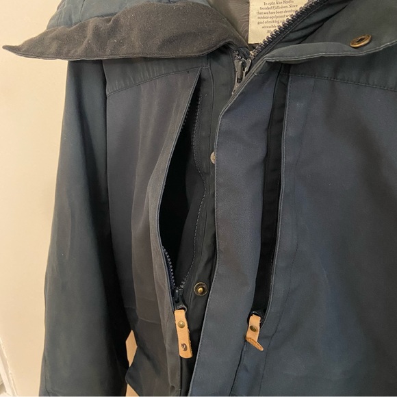 FJALLRAVEN Barents Parka - Men’s Large - Navy Blue - Picture 15 of 16